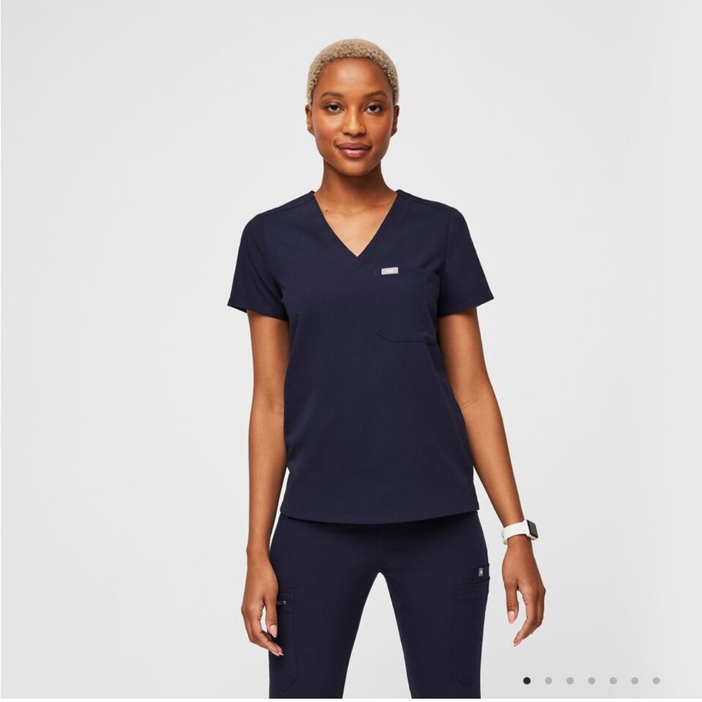 Catarina one pocket scrub top Figs